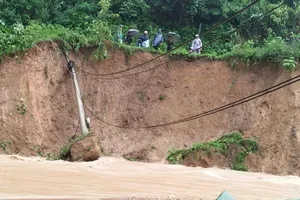 Phát hiện 2 thi thể trôi trên dòng nước lũ