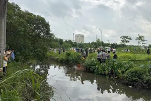 Mẹ ngất lịm khi thấy thi thể 2 con trên mương nước và trong phòng trọ