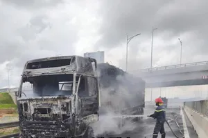 Xe đầu kéo bốc cháy ngùn ngụt tại nút giao cao tốc Bắc-Nam