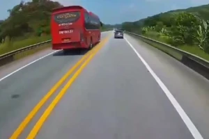 Clip ghi cảnh ô tô khách đi sai làn trên cao tốc, CSGT vào cuộc