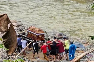 Người dân miền núi Nghệ An kết cây tre, gánh quan tài vượt suối