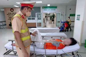 CSGT bật đèn ưu tiên, mở đường đưa sinh viên bị đột quỵ đi cấp cứu