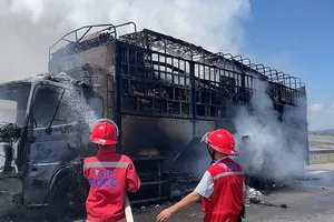 Xe tải bốc cháy trên cao tốc Bắc - Nam, giao thông ùn tắc 