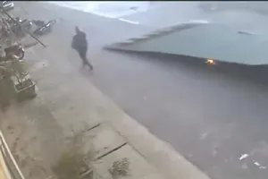 Video lốc xoáy làm đổ xe máy, mái tôn bay xuống đường suýt trúng người đi đường