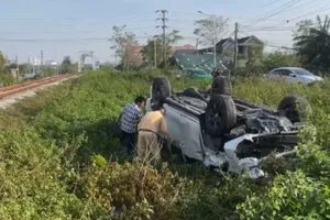 Ô tô bị tàu hỏa tông lật ngửa