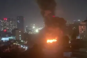 Cảnh sát nhanh chóng dập đám cháy lớn trong ngõ nhỏ ở Hà Nội