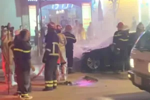 Ô tô Mercedes bốc cháy trên đường phố ở Hà Nội