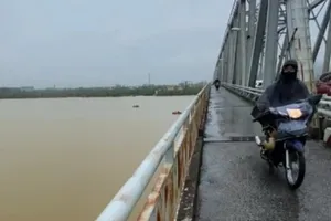 Nghệ An: Nghi bố ôm 2 con nhỏ 4 tuổi và 5 tuổi nhảy cầu Bến Thủy 