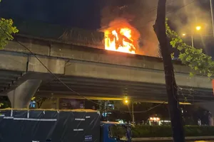 Hà Nội: Ô tô đầu kéo cháy dữ dội trên đường Vành đai 3