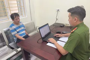 Tạm giữ hình sự người lái xe hơi hất văng Thiếu tá CSGT lên nắp capo