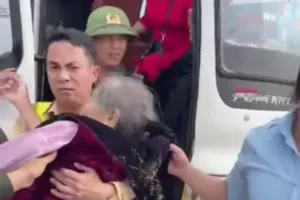 CSGT kịp thời chở cụ bà 98 tuổi bị bất tỉnh đi cấp cứu 