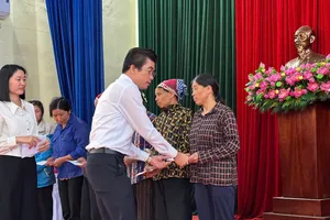 Trao nhiều phần phần quà ở vùng lũ sông Cầu, Thái Nguyên