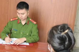 Ngăn chặn người phụ nữ đi chuyển tiền... để 'chứng minh mình vô tội' 