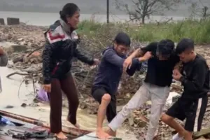 Người dân nổi giận 'nhận nước cho nó biết sợ' sau khi cứu thanh niên nhảy cầu 