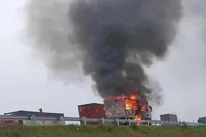 Xe tải bốc cháy dữ dội trên cao tốc Bắc-Nam