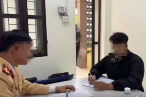 2 học sinh đi xe máy không đội mũ bảo hiểm 'thông chốt' CSGT 