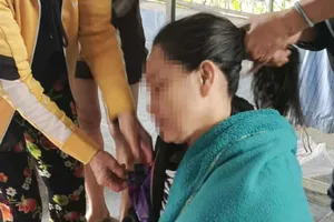 Lật thuyền khi đi đánh cá, người vợ bơi được vào bờ, chồng đang mất tích 