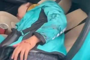 Xôn xao clip tài xế mặc áo xe công nghệ bị đánh gục trên ô tô