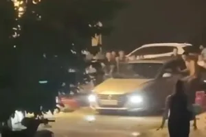 Xôn xao clip ô tô lao vào đám đông, hàng chục người ném đá vào xe