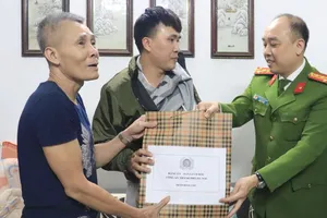 Quái xế đạp vào đầu xe mô tô khiến một cảnh sát bị thương 