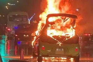 Ô tô cá nhân bốc cháy ngùn ngụt dưới trời mưa rét ở Hà Nội