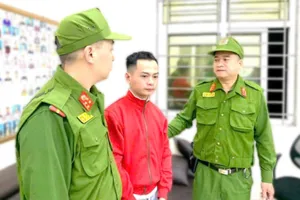 Bắt người trốn truy nã khi xuất hiện tại sân bay