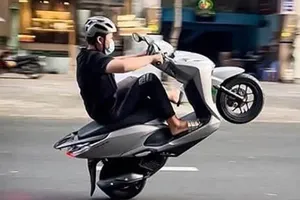 Đang bốc đầu xe máy trên phố để 'ra oai' thì gặp ngay cảnh sát 
