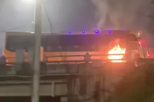 Xe khách lao vào làn xe máy trên cầu Thanh Trì khiến 2 người tử vong