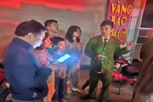 Giải cứu 2 người lớn và 3 trẻ em mắc kẹt trong vụ cháy nhà 5 tầng