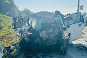 Tai nạn giữa xe 7 chỗ và xe đầu kéo làm 6 người thương vong 