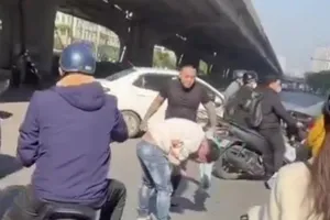 Tạm giữ tài xế đánh người sau va chạm giao thông