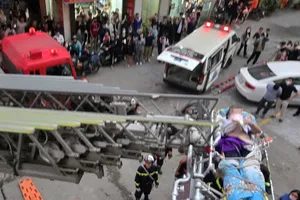 Bé 11 tuổi rơi từ tầng cao chung cư xuống mái siêu thị, được cứu kịp thời