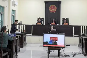 Mở cửa xe hơi trộm iPhone và tiền khi khách tắm biển