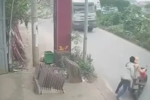 Củng cố hồ sơ khởi tố kẻ đẩy CSGT vào đầu xe tải 