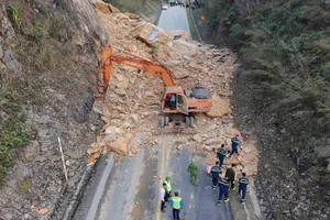 Hình ảnh sạt lở, vùi lấp 3 người đi xe máy trên quốc lộ 6