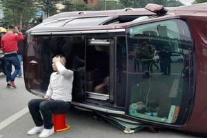 Biểu hiện lạ của tài xế trong vụ ô tô lật sau khi 3 xe tông nhau