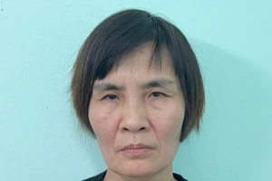 Tạm giữ hình sự người bắt nữ sinh 19 tuổi quỳ trên đường ở Hà Nội