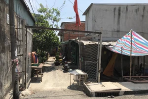 Vụ “cãi lệnh tòa, chặn lối đi cả xóm”: Tòa chờ ủy ban