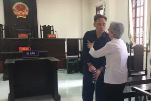 Mẹ xin tội cho con nuôi ngáo đá đánh mình dã man