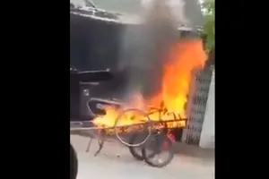 Đậu xe trước nhà, bị chủ nhà ra... đốt xe