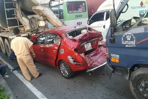 Với tay lấy chai nước uống, gây 'thiệt hại'... 3 ô tô