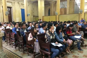 Chật kín người đến xem xử vụ chìm tàu ở Cần Giờ 9 người chết