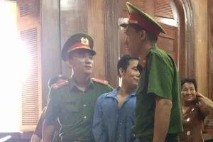 Người đánh kiểm sát viên lần thứ 3 bị trích xuất đến tòa