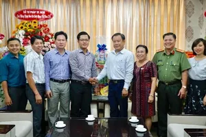 Đại diện quận Tân Phú và quận 8 chúc mừng Pháp Luật TP.HCM