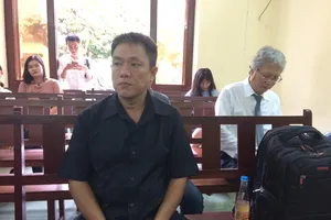 Bị đơn muốn hỏi trong phần tranh luận được không?