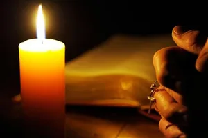 Một người bị kết án chết tại sân tòa án nghi do tự tử