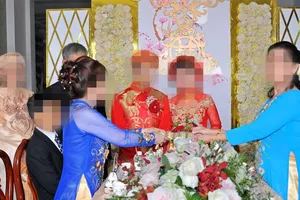 Vụ án tấm hình cưới và chuyện mẹ chồng cho cô dâu, chú rể 5 cây vàng