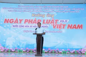 Hằng trăm người dân đến tham gia Ngày Pháp luật Việt Nam