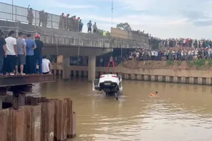 Vụ ô tô tông 2 xe máy rồi rơi xuống sông: Tài xế phải chịu trách nhiệm ra sao?