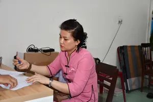 Bé trai 14 tháng tuổi bị bạo hành đã qua đời, tội danh của bảo mẫu có thay đổi?